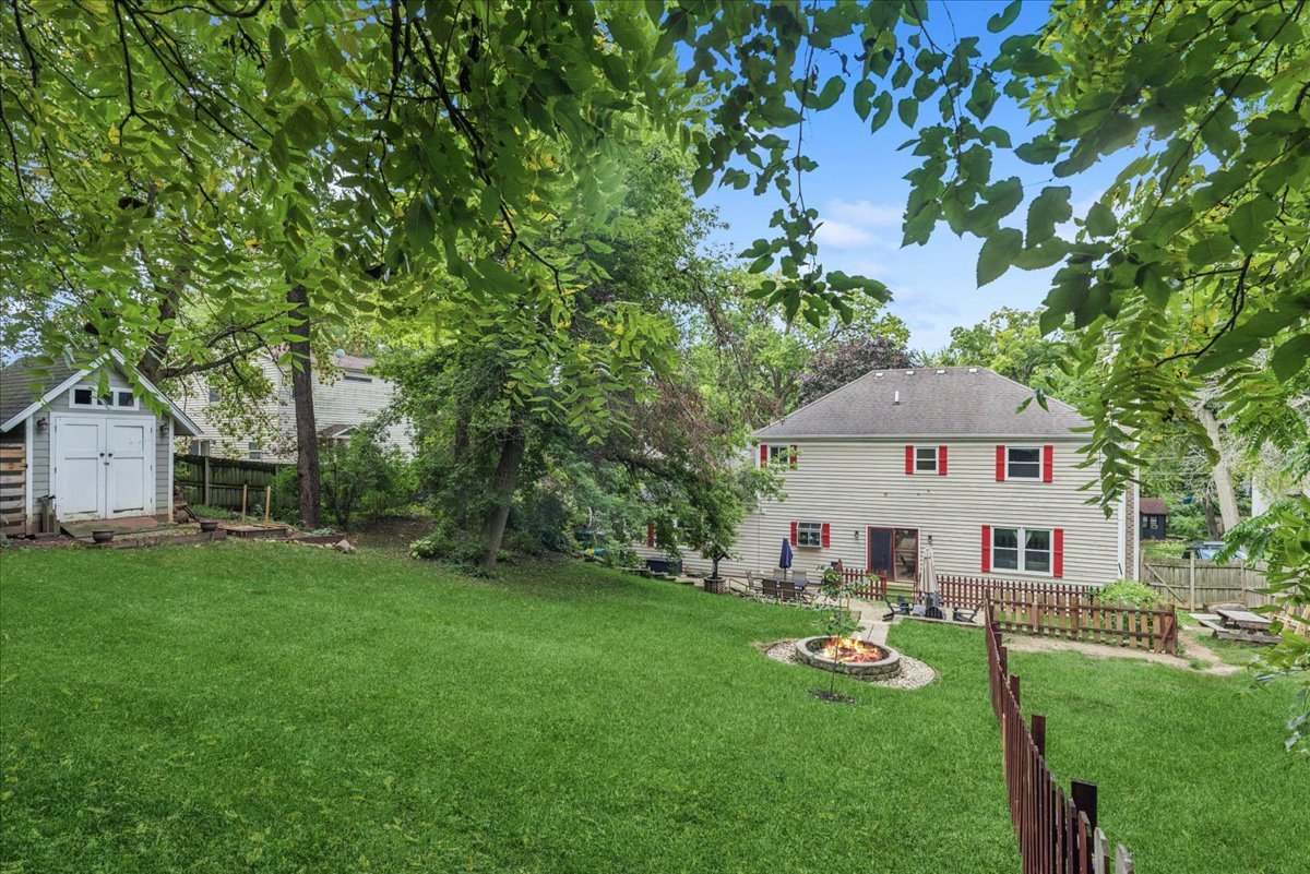 37 Hillcrest Avenue, Fox Lake, IL 60020