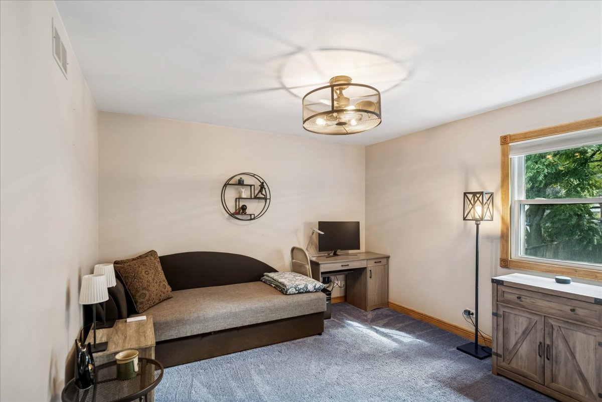 37 Hillcrest Avenue, Fox Lake, IL 60020