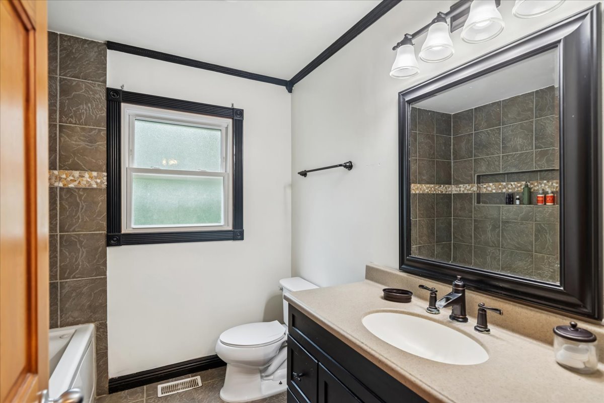 37 Hillcrest Avenue, Fox Lake, IL 60020