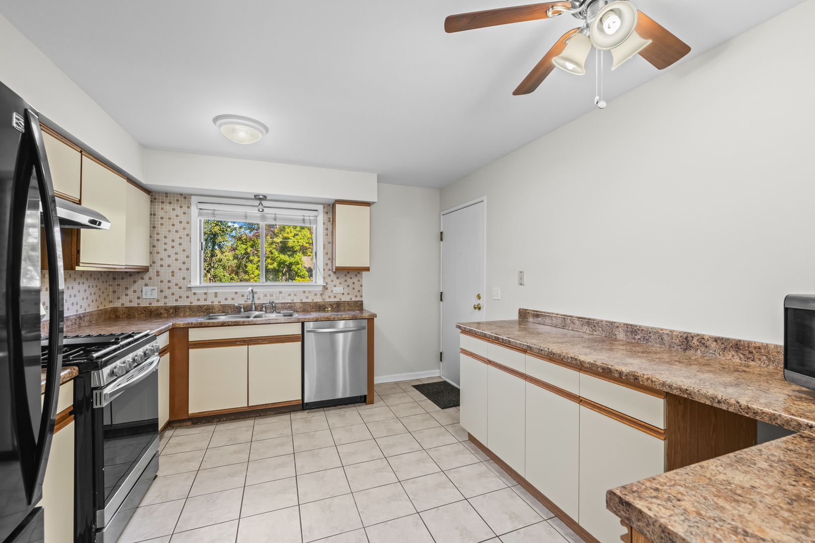 491 Leslie Court #201, Des Plaines, IL 60016