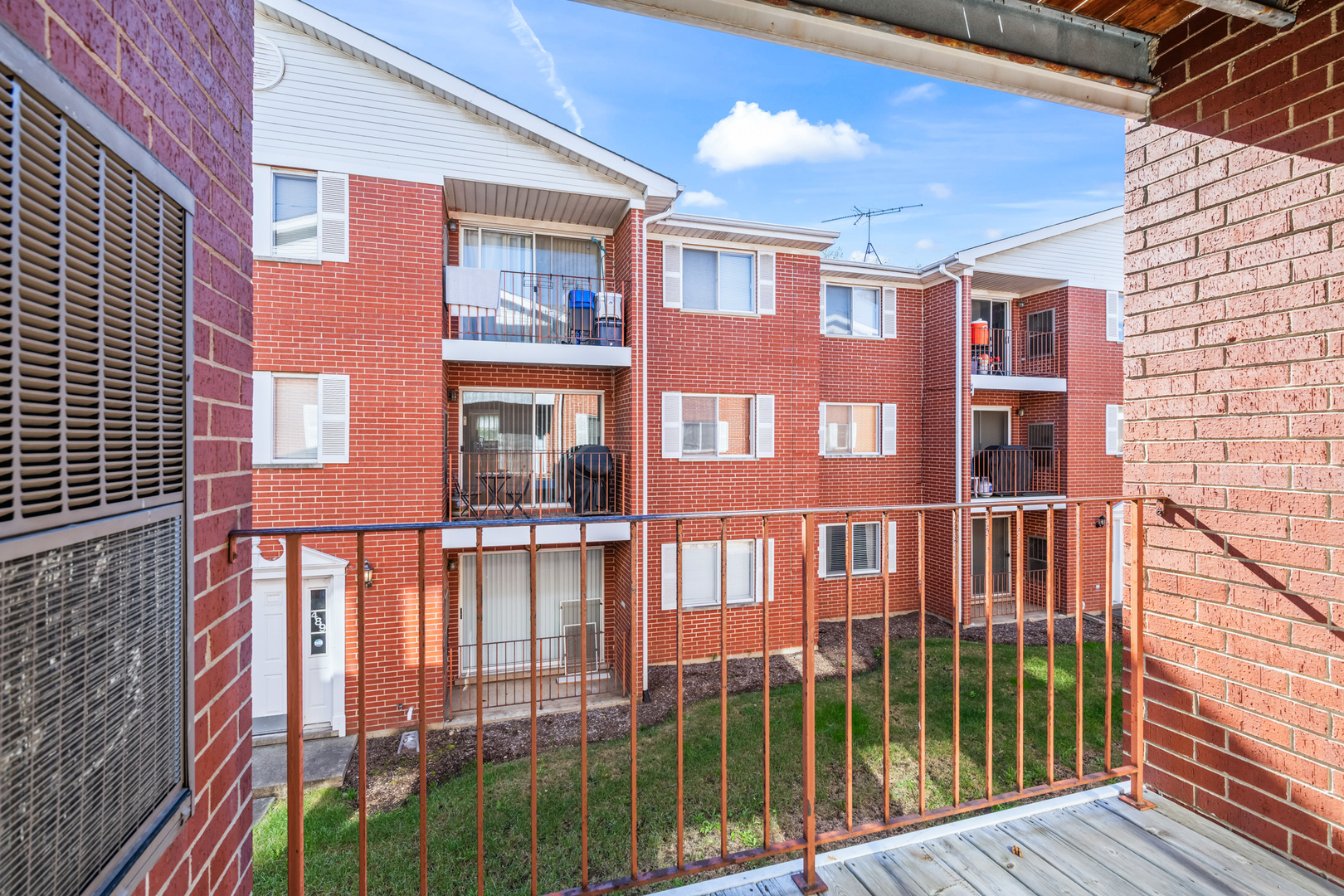 491 Leslie Court #201, Des Plaines, IL 60016