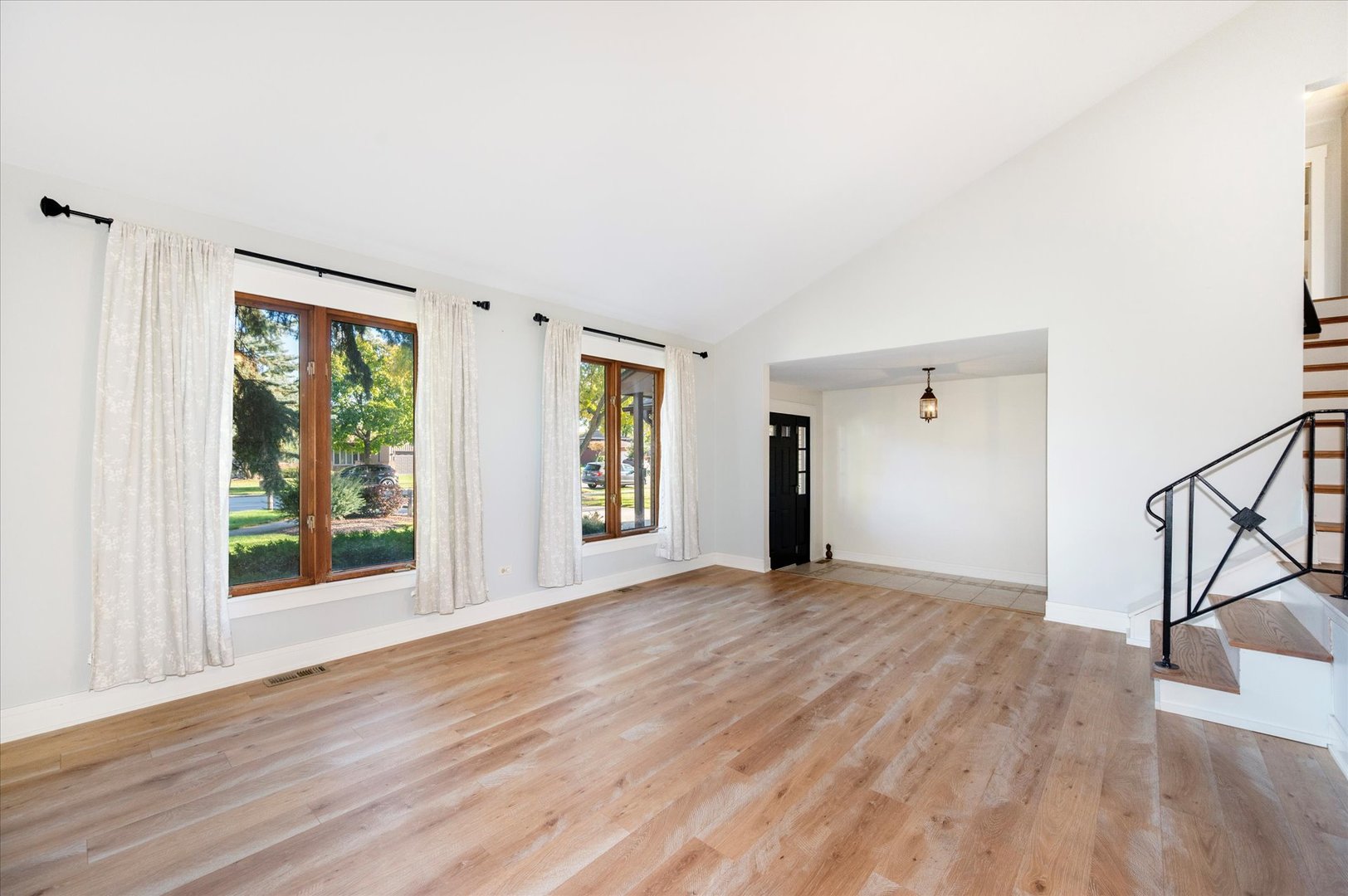 1228 N Honey Hill Road, Addison, IL 60101