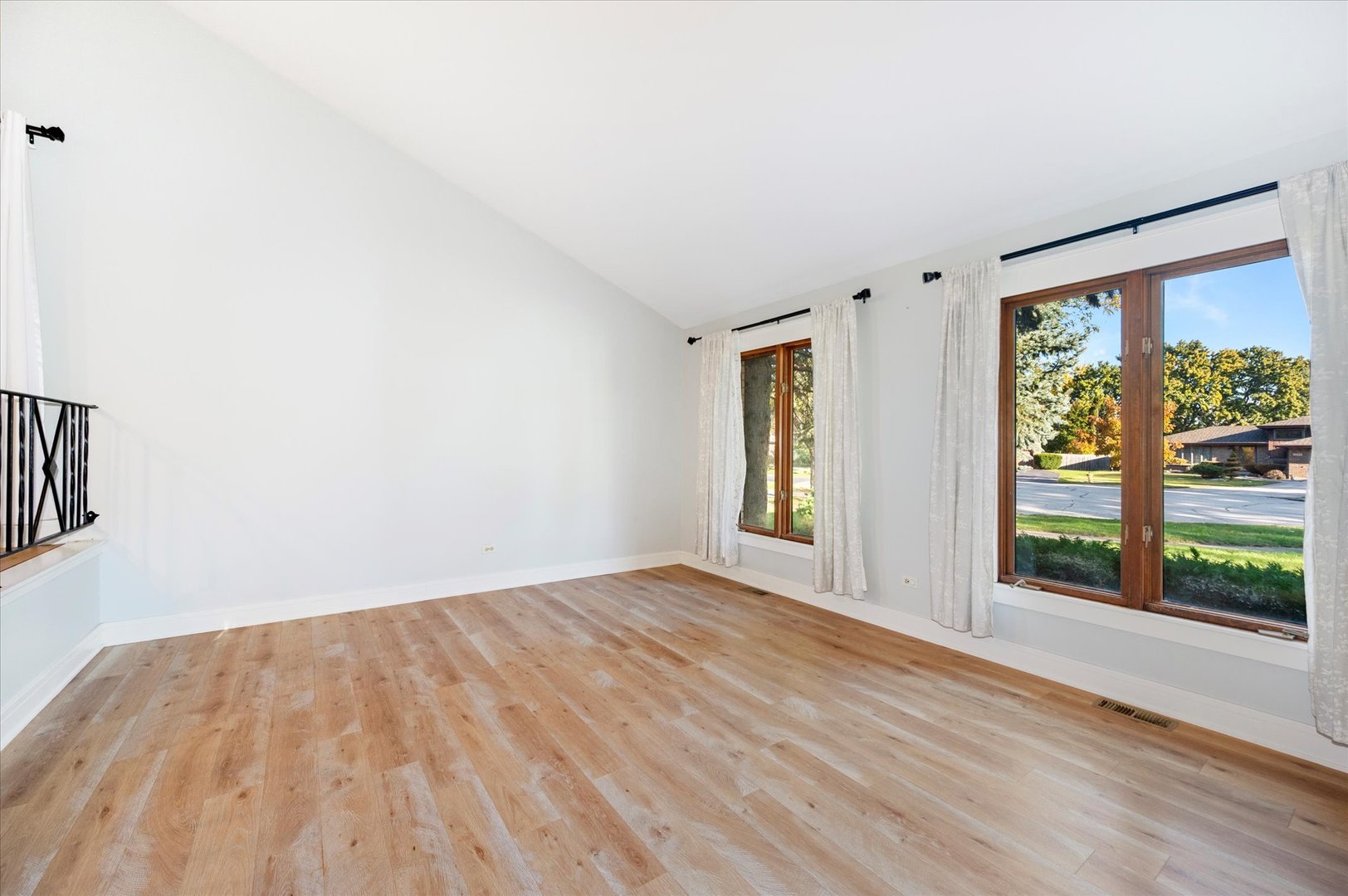 1228 N Honey Hill Road, Addison, IL 60101