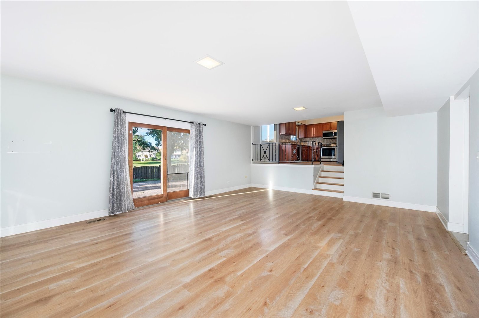 1228 N Honey Hill Road, Addison, IL 60101