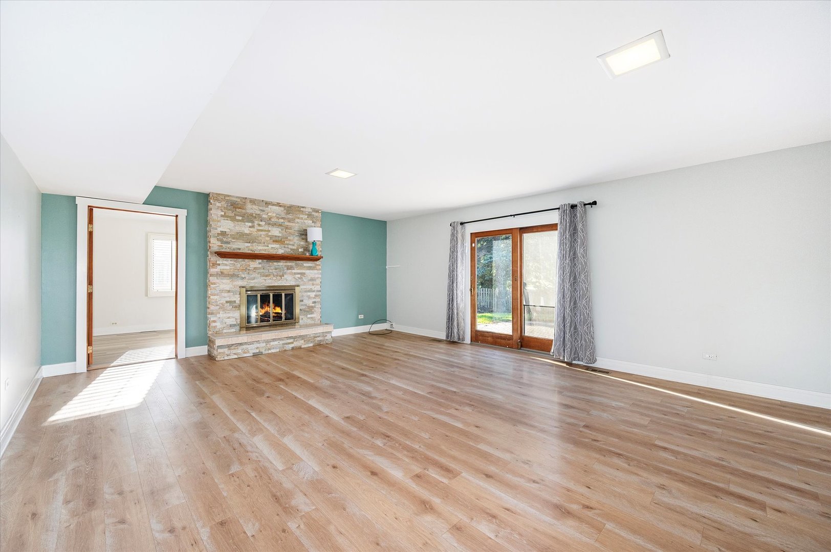 1228 N Honey Hill Road, Addison, IL 60101