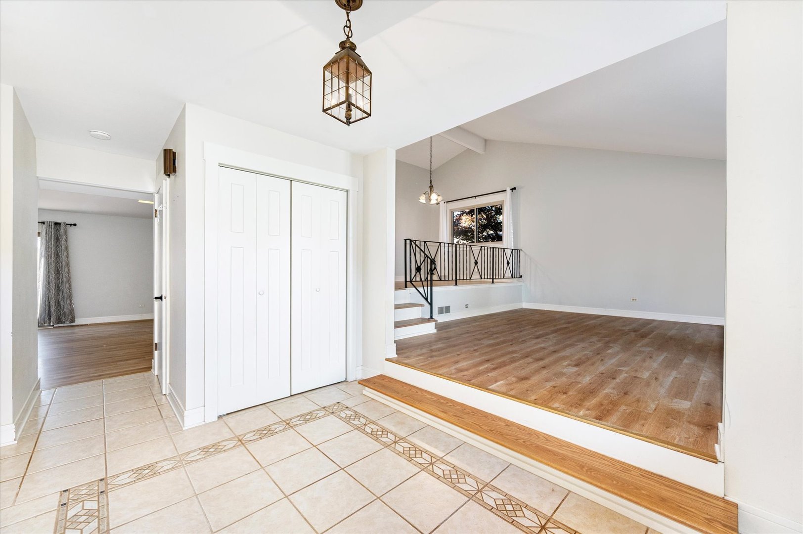 1228 N Honey Hill Road, Addison, IL 60101