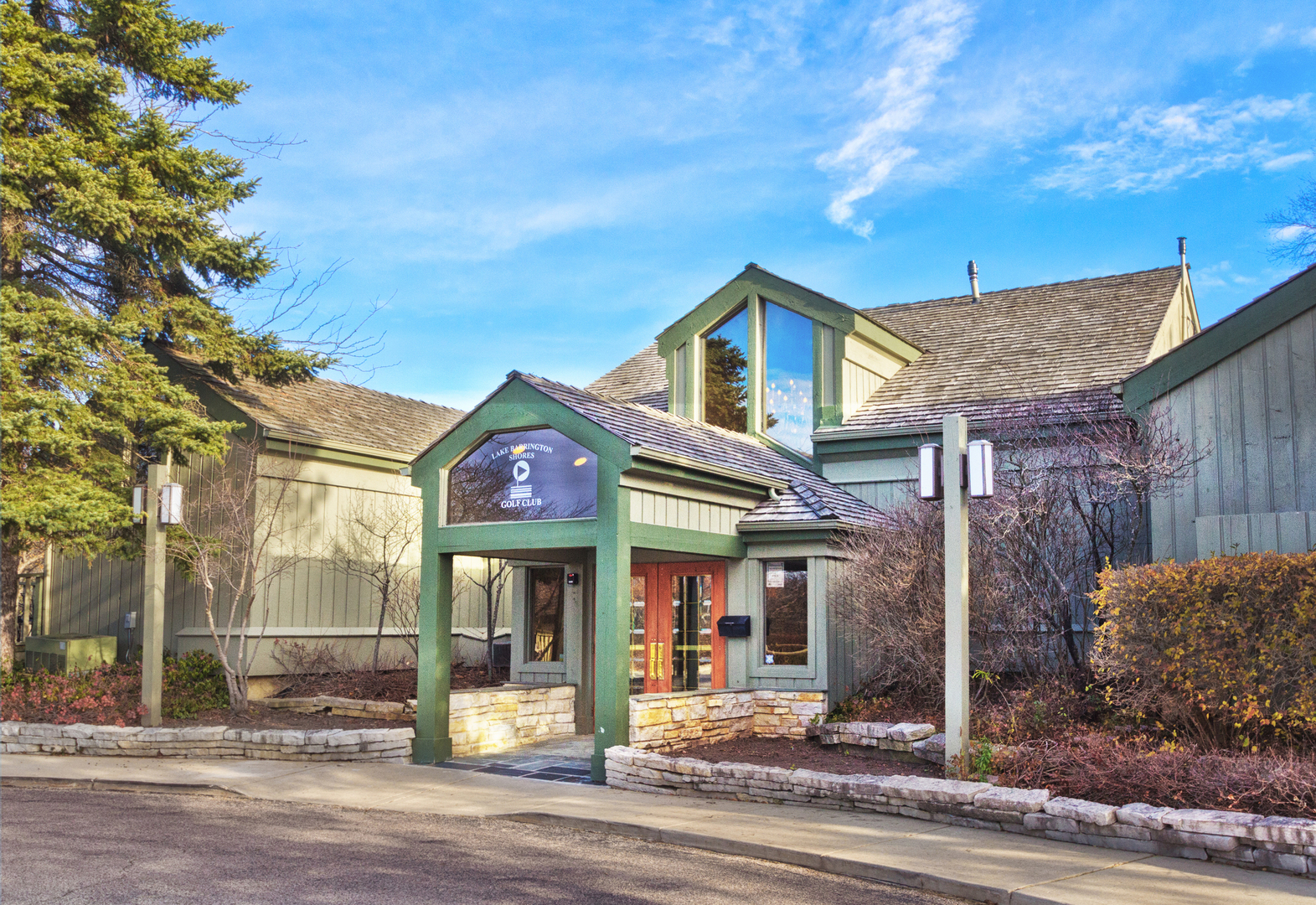 668 Shoreline Road, Lake Barrington, IL 60010