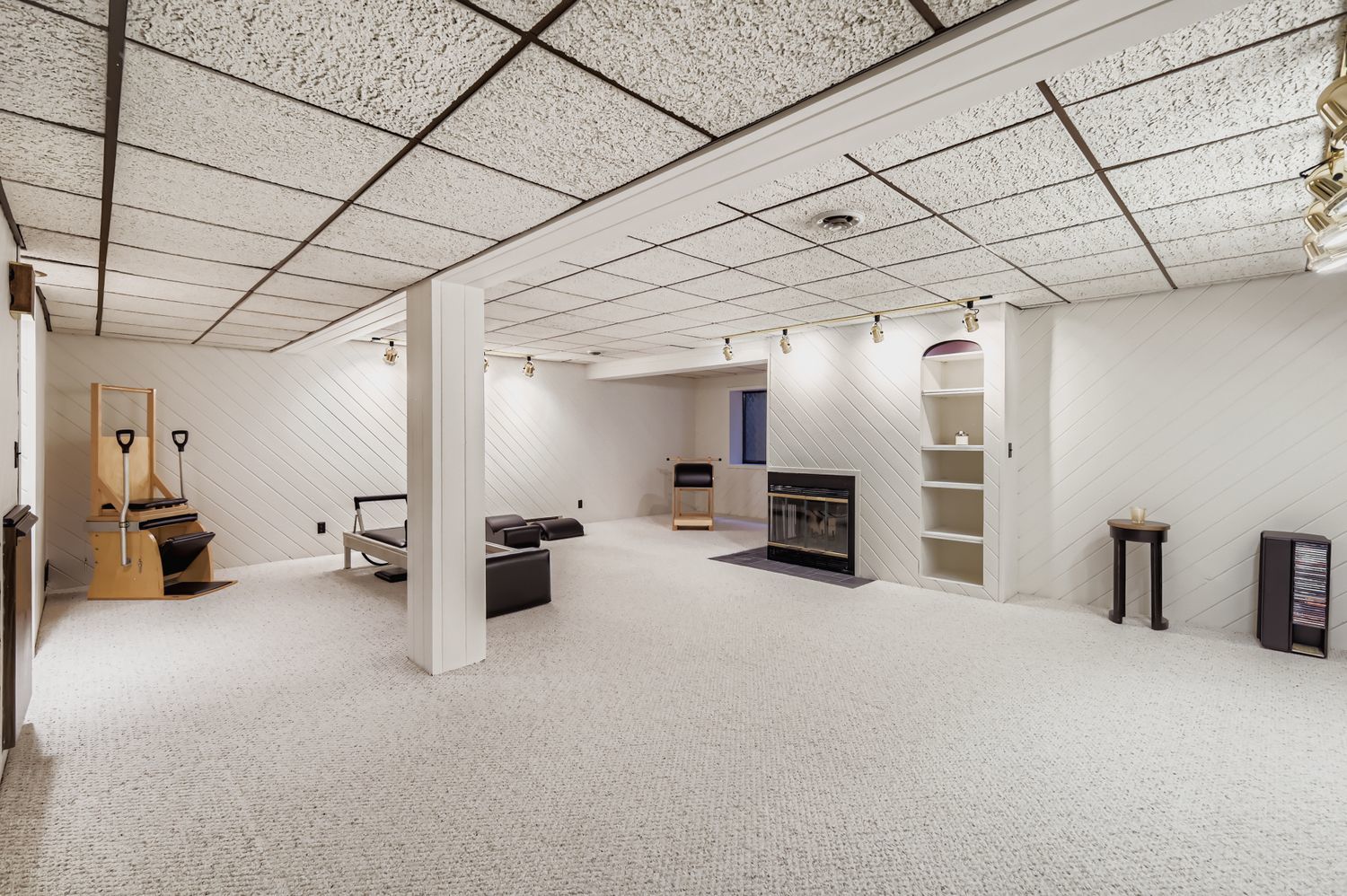 668 Shoreline Road, Lake Barrington, IL 60010