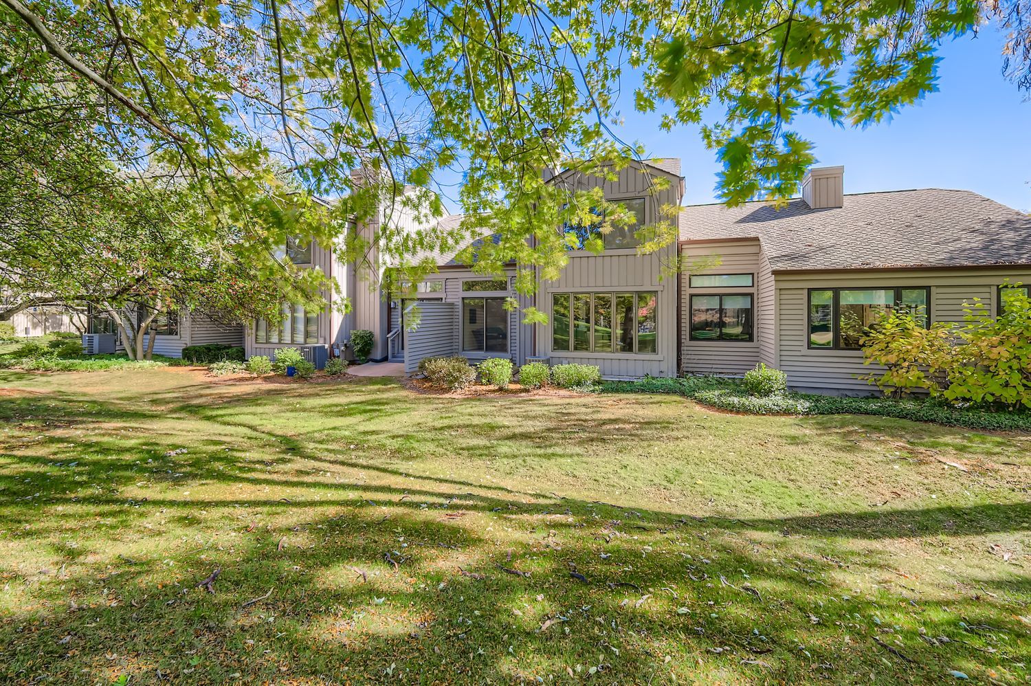 668 Shoreline Road, Lake Barrington, IL 60010