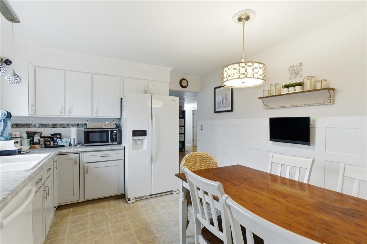 2105 Sprucewood Lane, Lindenhurst, IL 60046