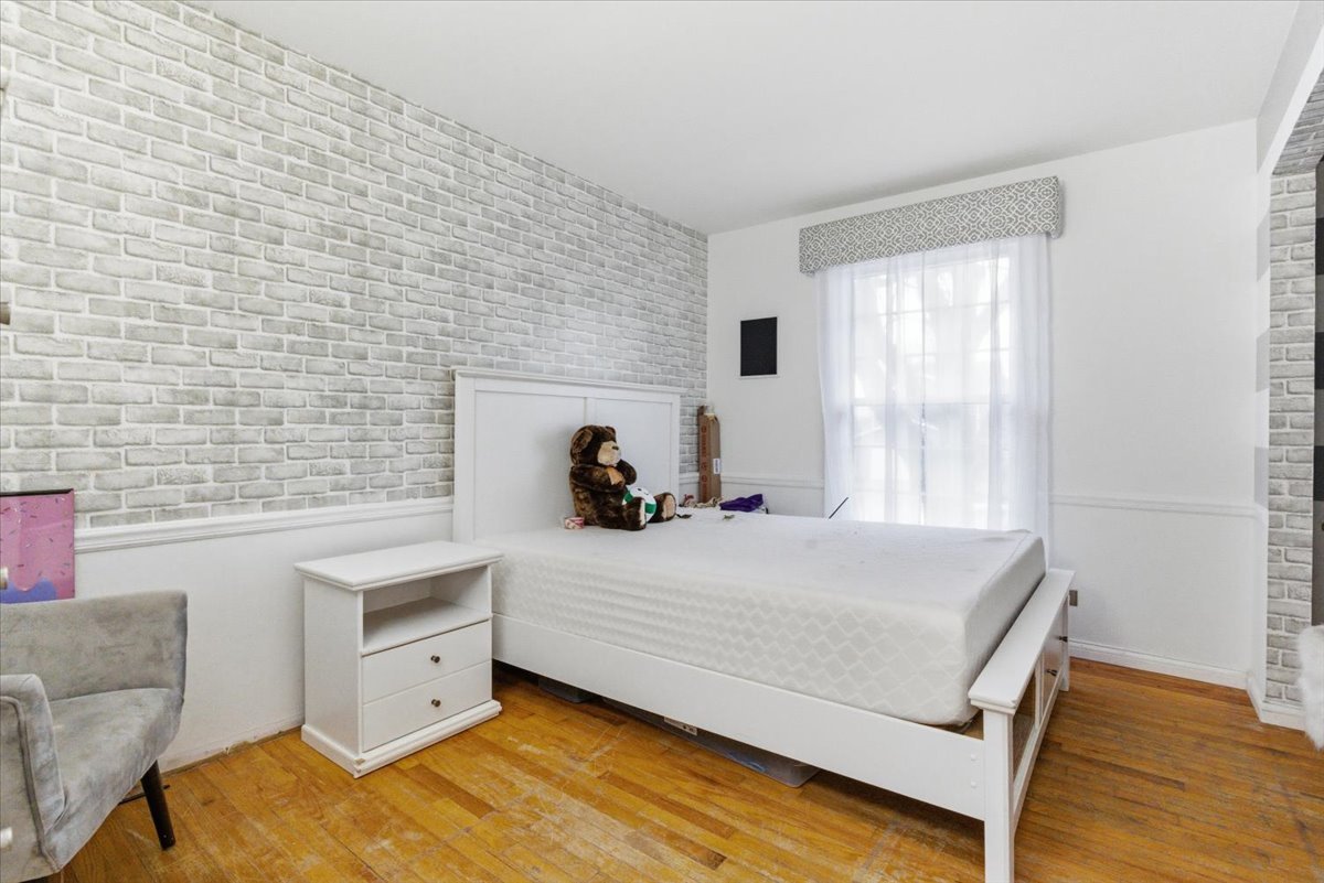 2105 Sprucewood Lane, Lindenhurst, IL 60046