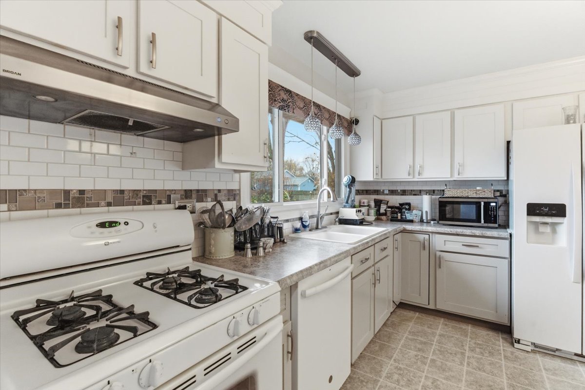 2105 Sprucewood Lane, Lindenhurst, IL 60046