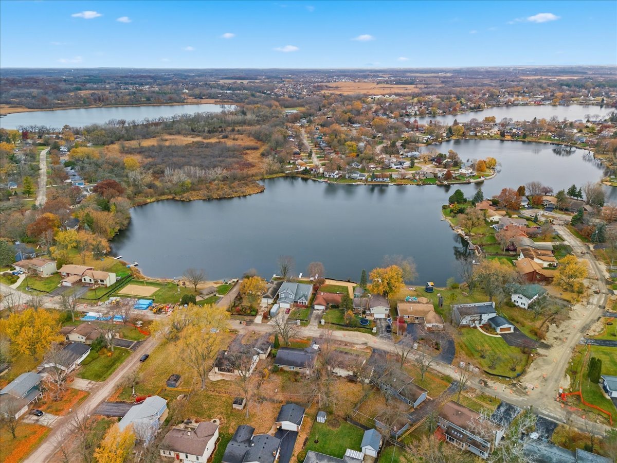 2105 Sprucewood Lane, Lindenhurst, IL 60046