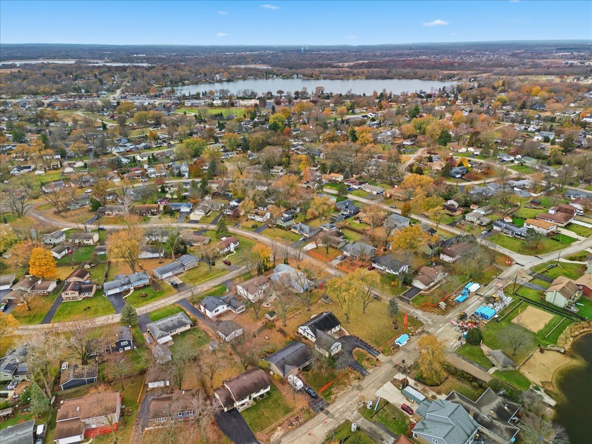 2105 Sprucewood Lane, Lindenhurst, IL 60046