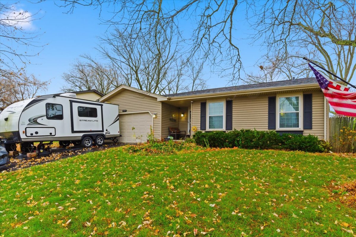 2105 Sprucewood Lane, Lindenhurst, IL 60046