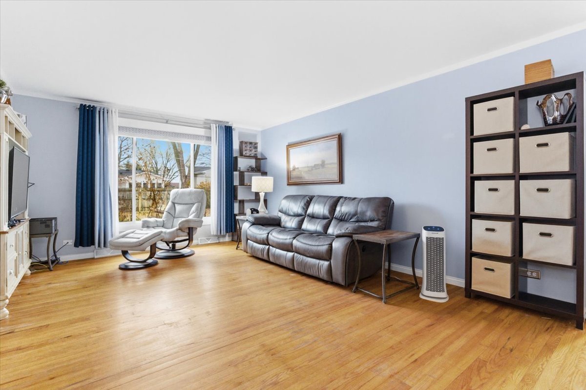 2105 Sprucewood Lane, Lindenhurst, IL 60046