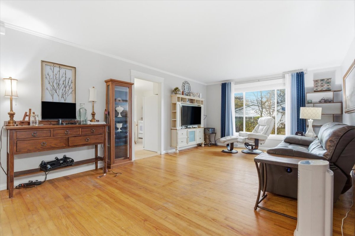 2105 Sprucewood Lane, Lindenhurst, IL 60046