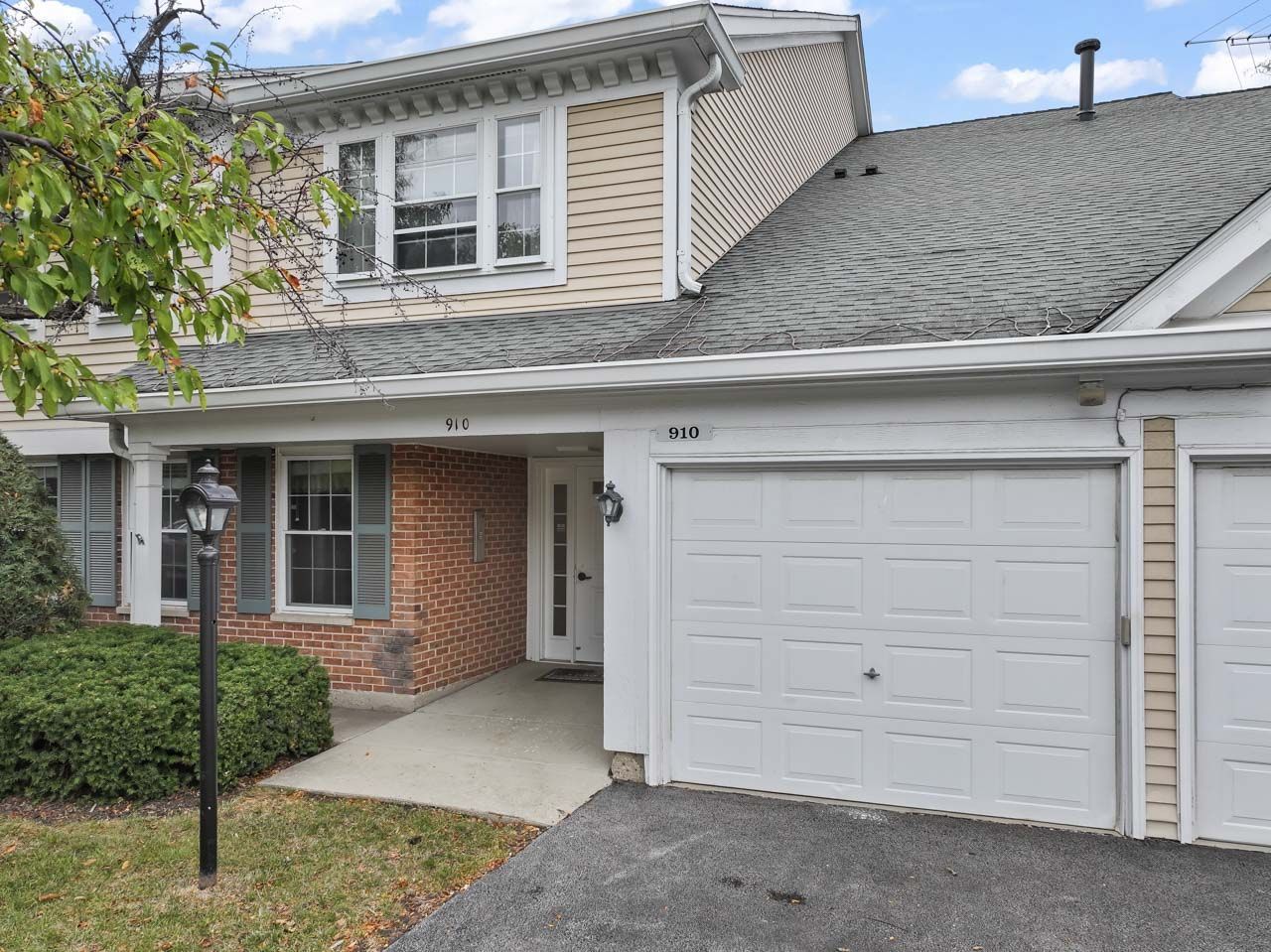 910 Persimmon Lane #A, Mount Prospect, IL 60056