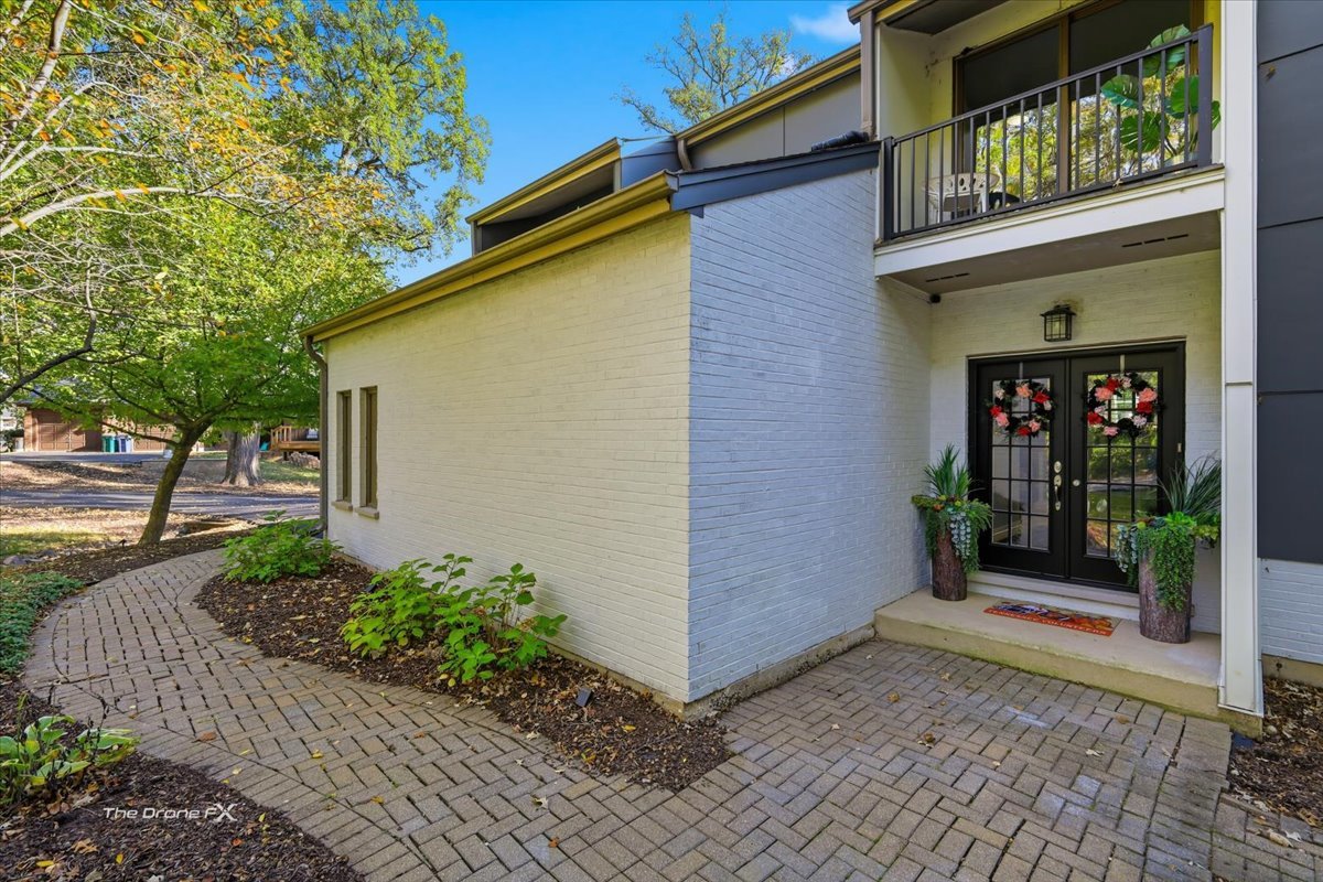 27W041 WALZ Way, Wheaton, IL 60189