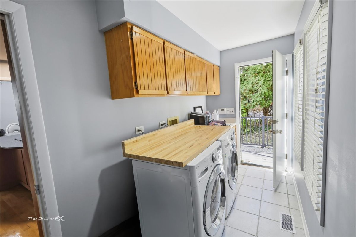 27W041 WALZ Way, Wheaton, IL 60189