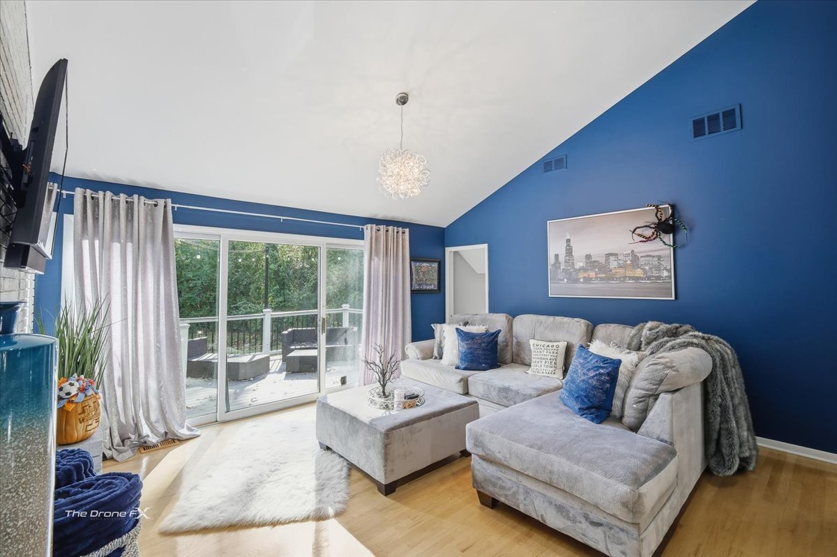 27W041 WALZ Way, Wheaton, IL 60189