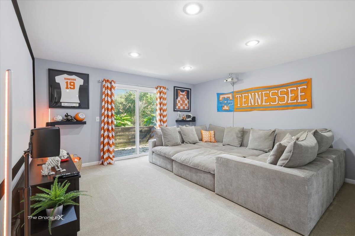 27W041 WALZ Way, Wheaton, IL 60189