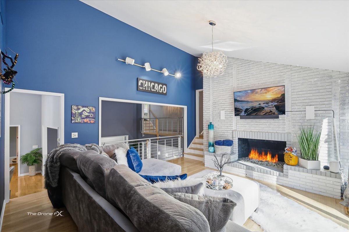 27W041 WALZ Way, Wheaton, IL 60189