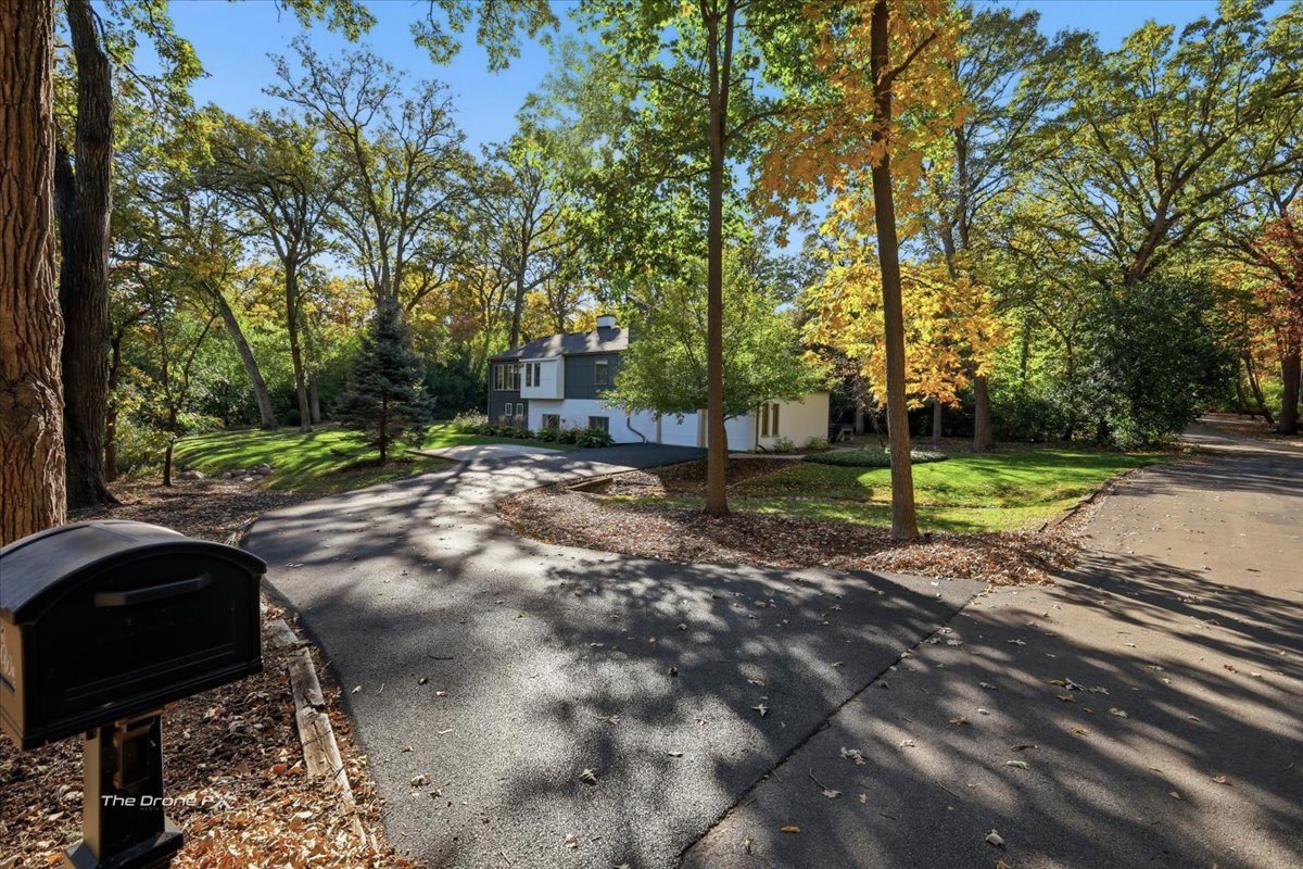 27W041 WALZ Way, Wheaton, IL 60189