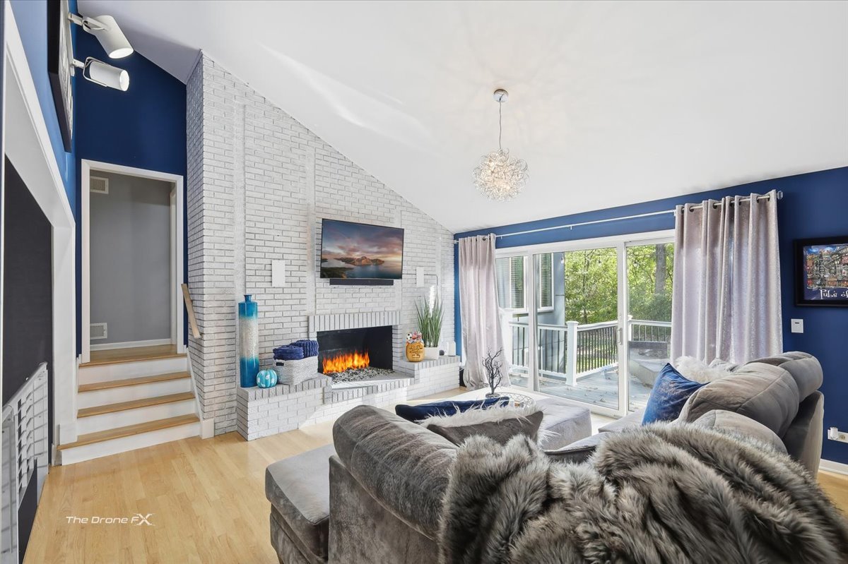 27W041 WALZ Way, Wheaton, IL 60189