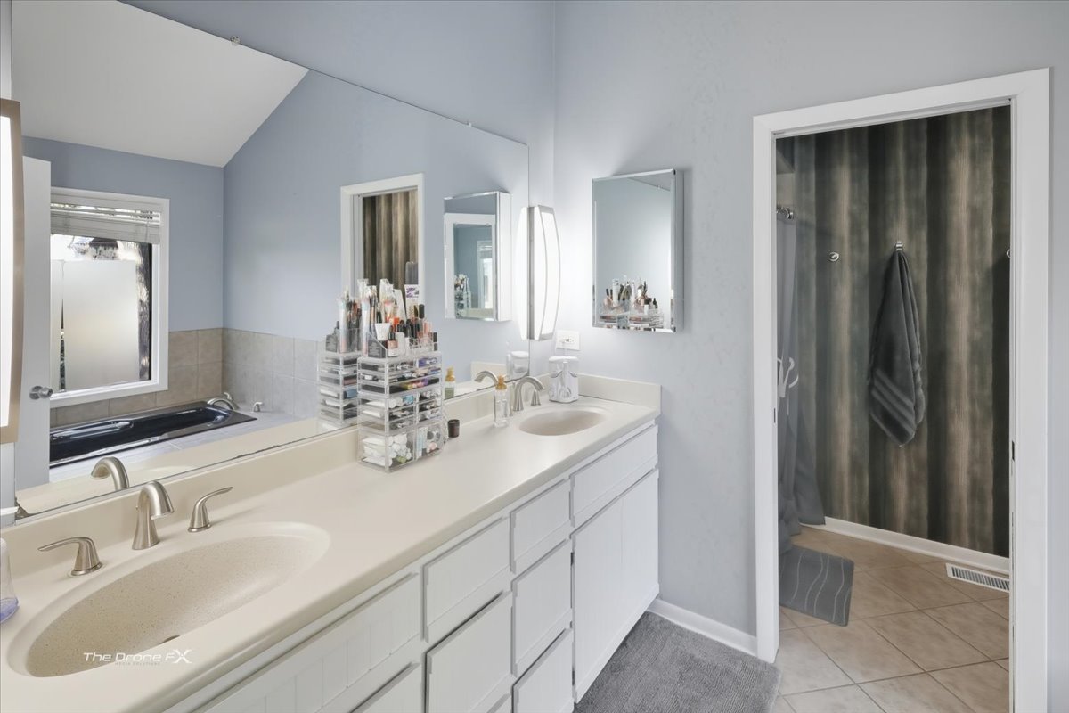 27W041 WALZ Way, Wheaton, IL 60189