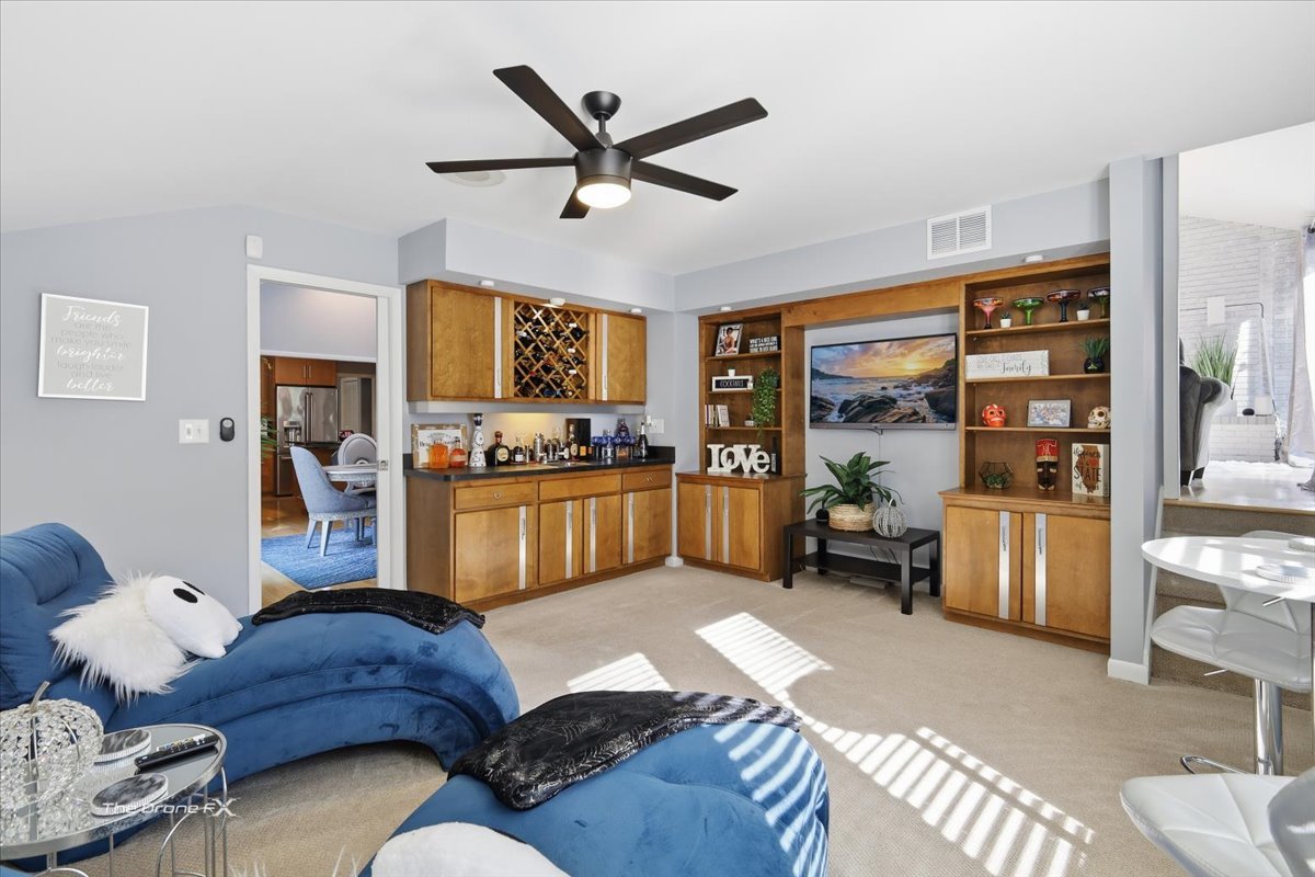 27W041 WALZ Way, Wheaton, IL 60189