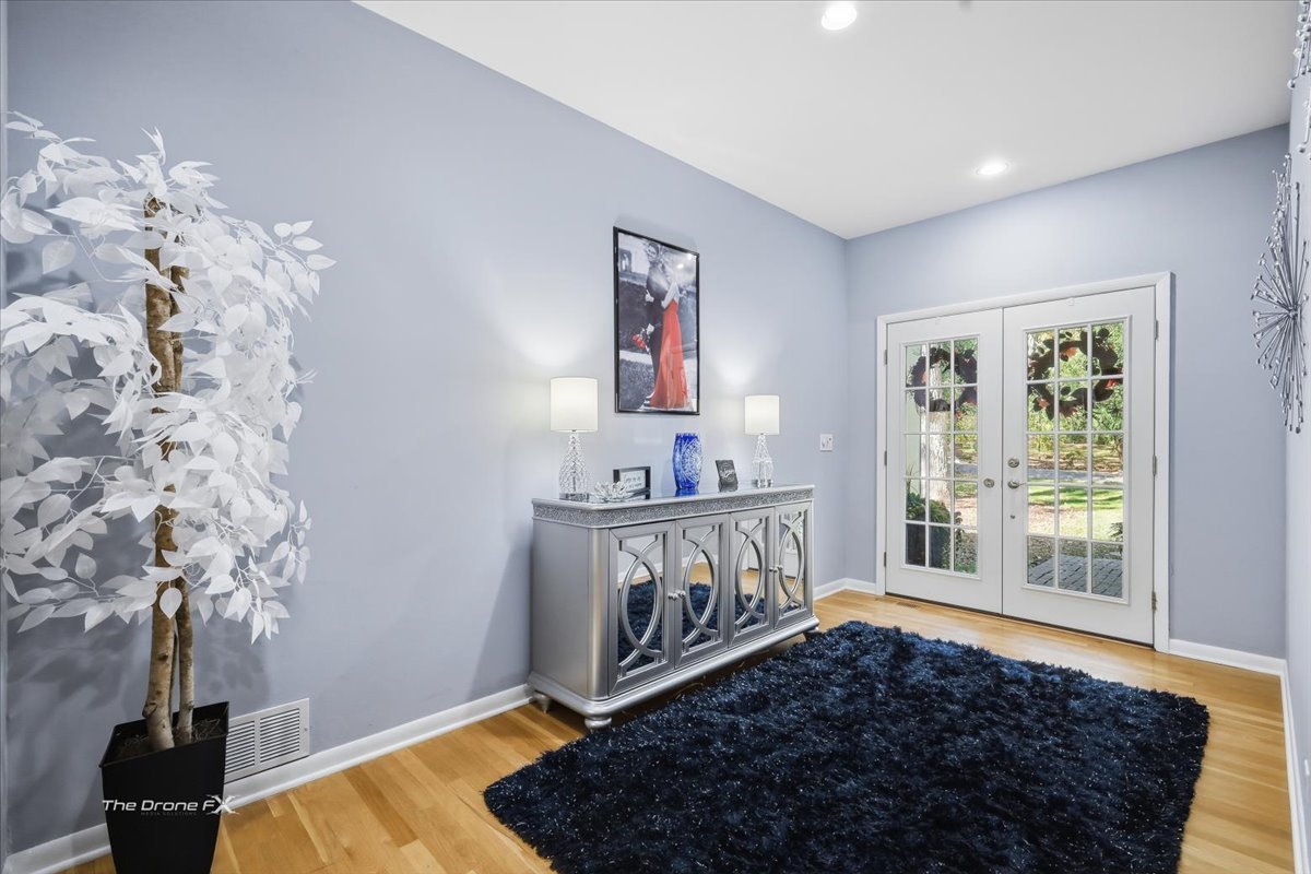 27W041 WALZ Way, Wheaton, IL 60189