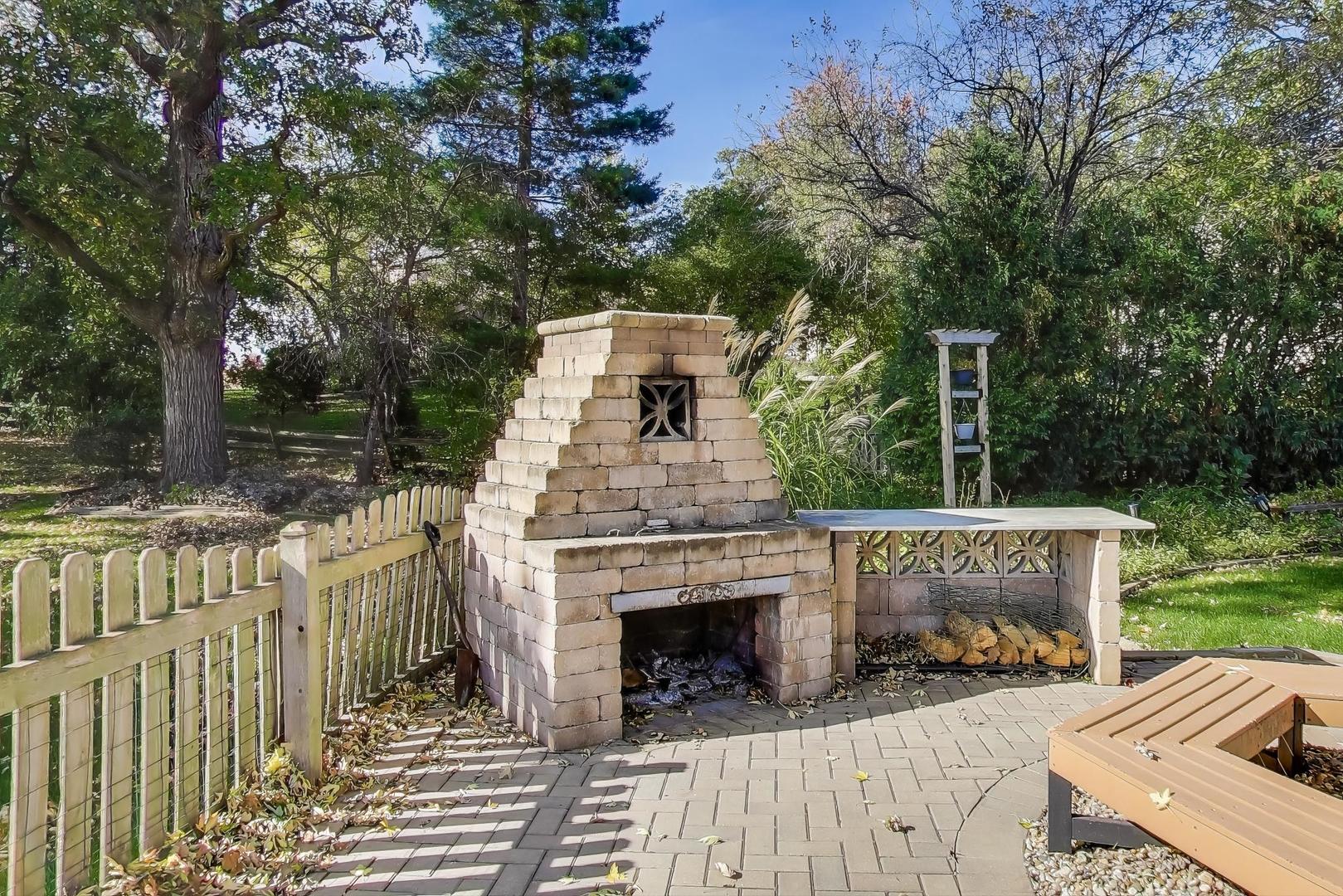 402 Hankes Road, Sugar Grove, IL 60554