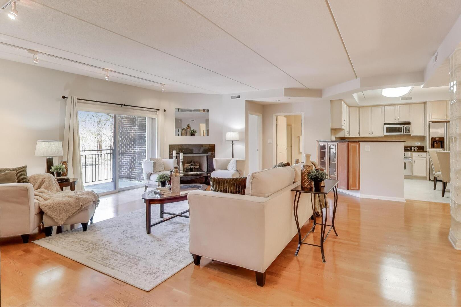 425 Village Green #213, Lincolnshire, IL 60069