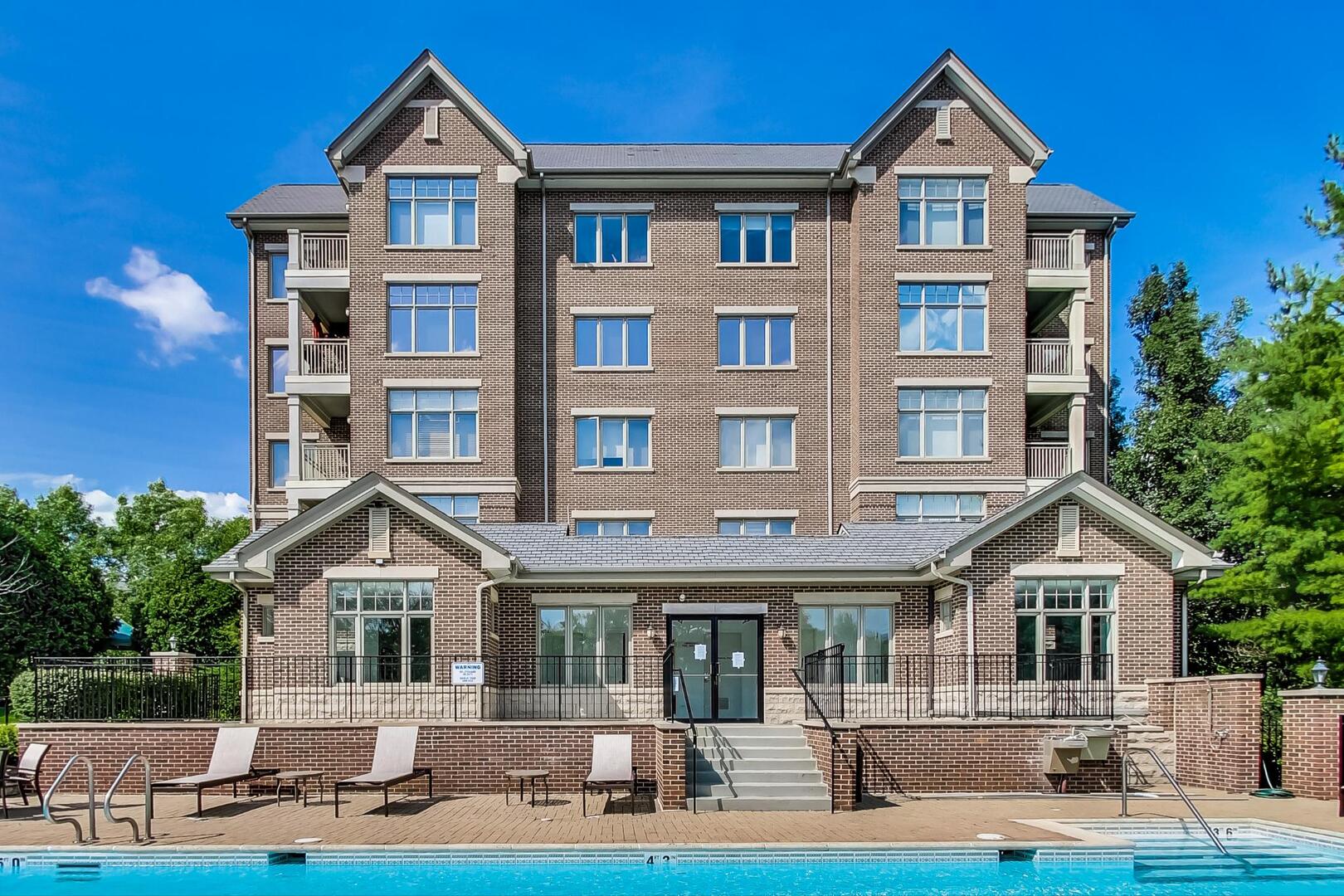 425 Village Green #213, Lincolnshire, IL 60069