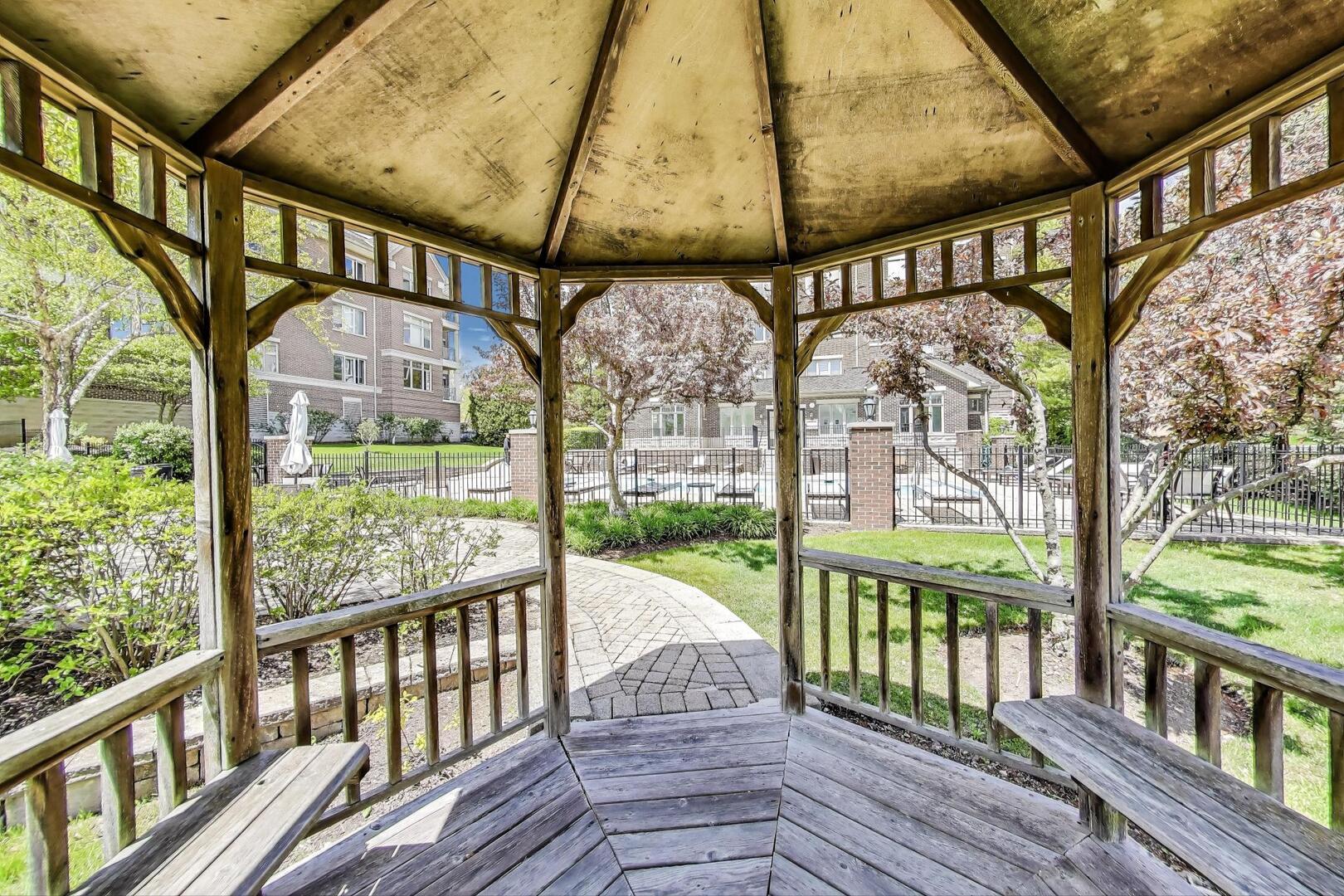 425 Village Green #213, Lincolnshire, IL 60069