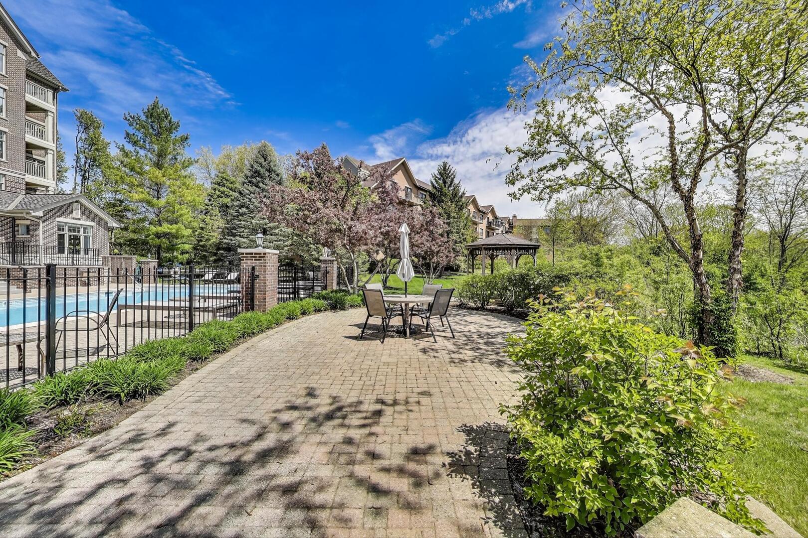 425 Village Green #213, Lincolnshire, IL 60069