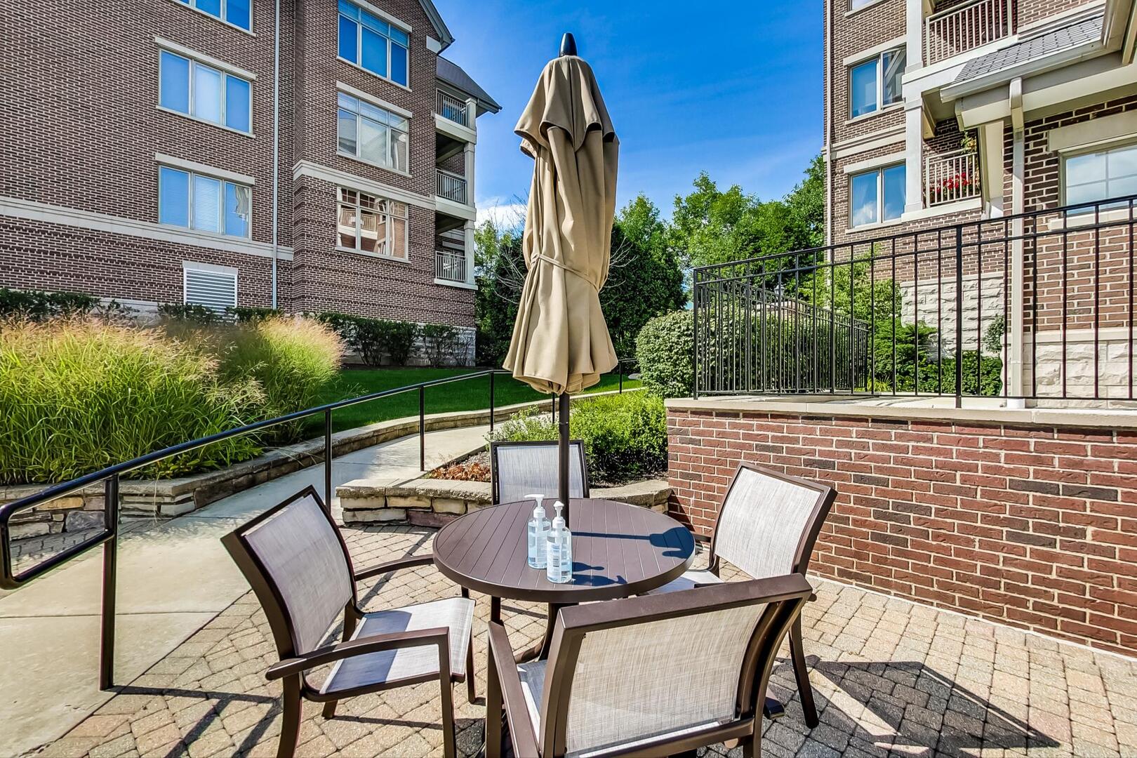 425 Village Green #213, Lincolnshire, IL 60069