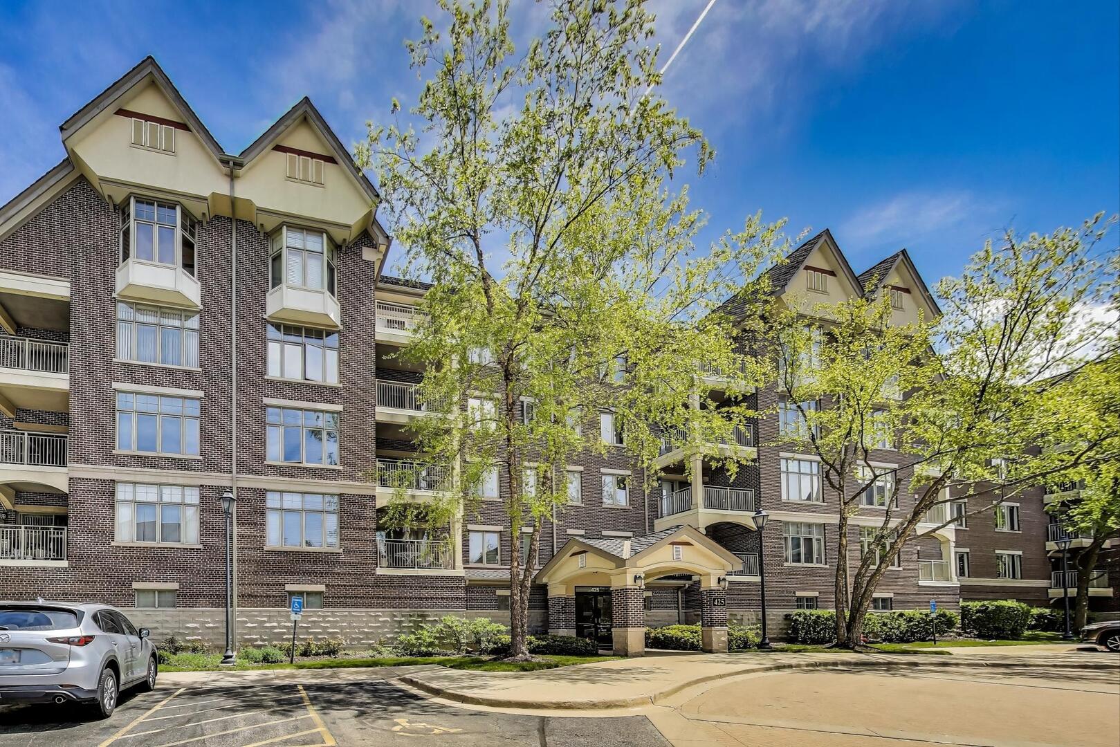 425 Village Green #213, Lincolnshire, IL 60069