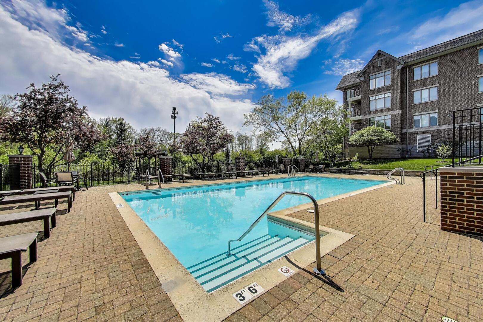 425 Village Green #213, Lincolnshire, IL 60069