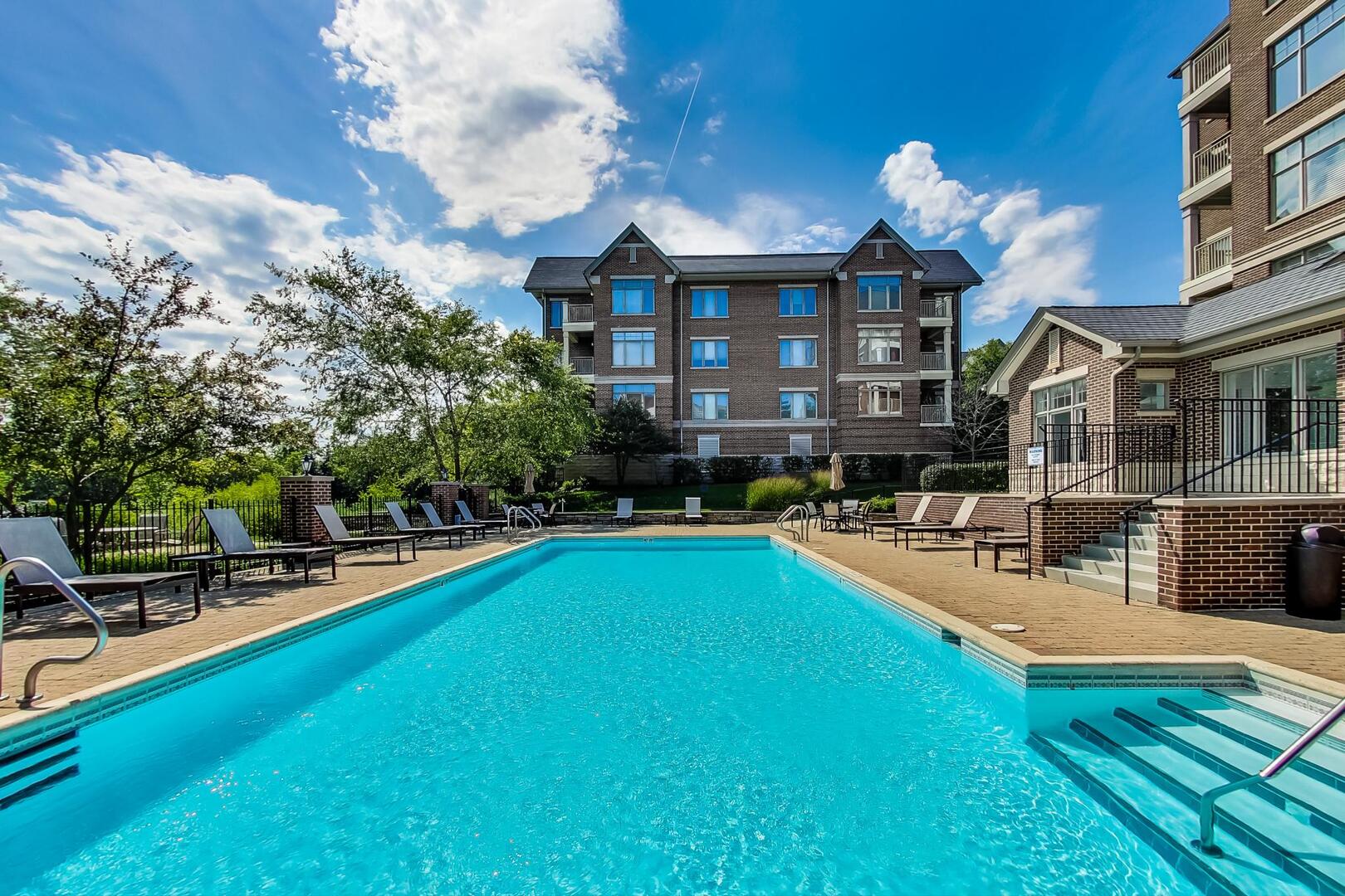 425 Village Green #213, Lincolnshire, IL 60069