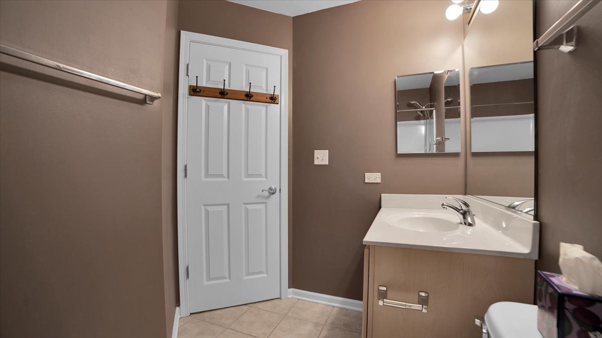 1706 Buckingham Drive, Des Plaines, IL 60018