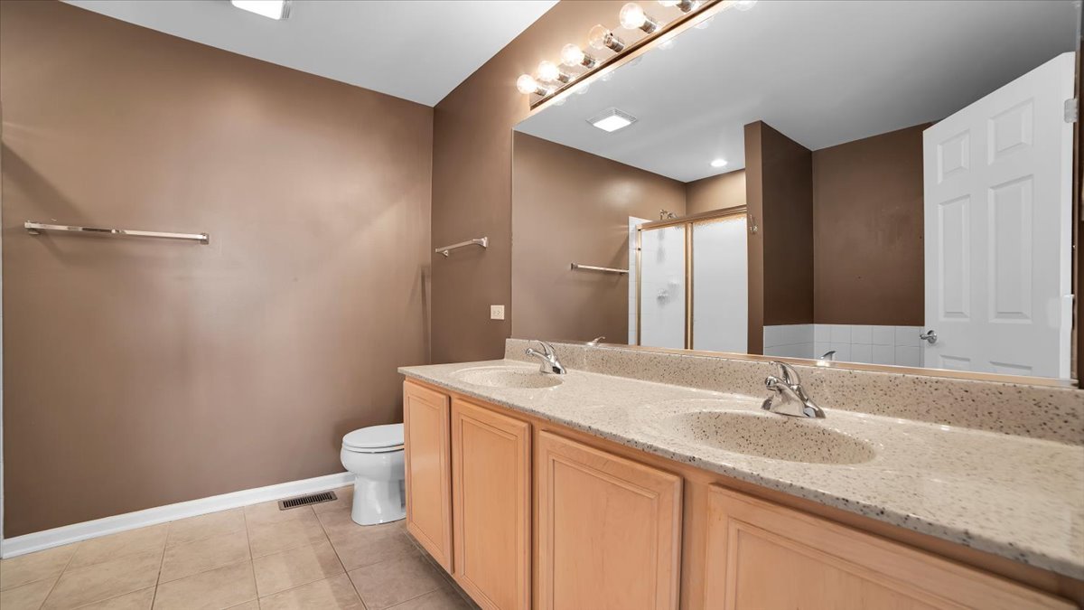 1706 Buckingham Drive, Des Plaines, IL 60018