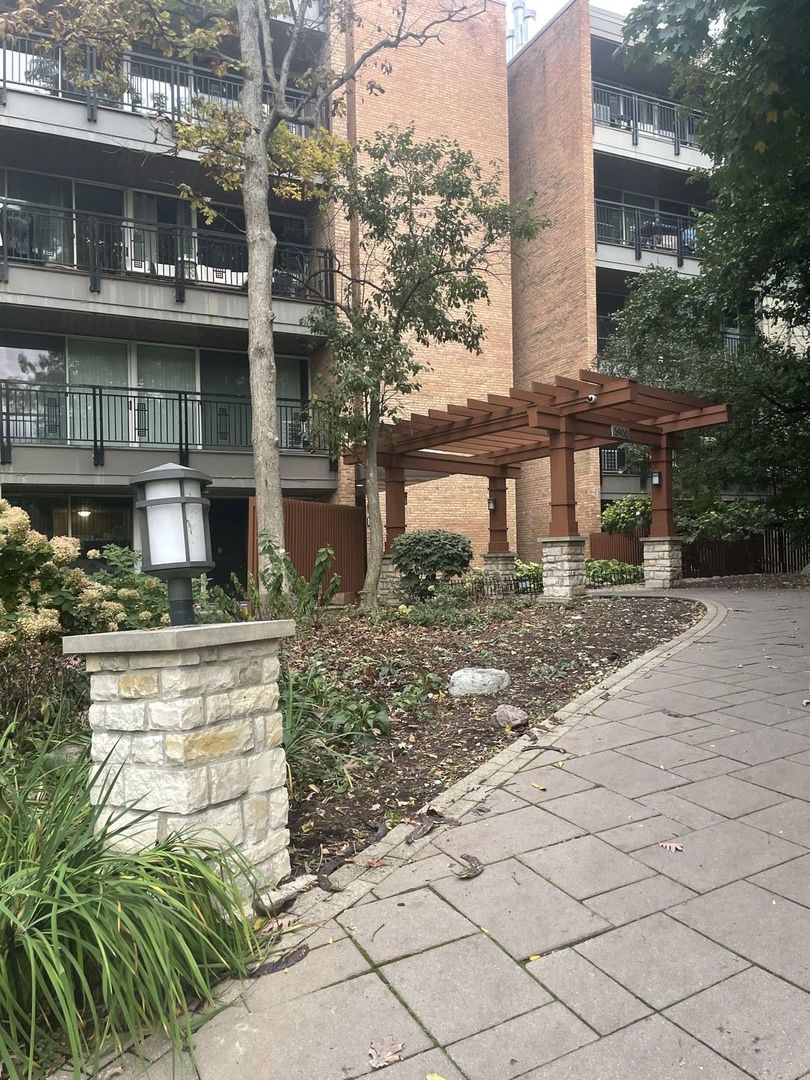 5900 Oakwood Drive #1L, Lisle, IL 60532