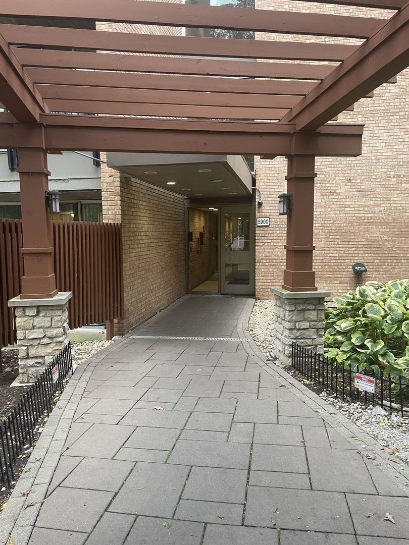 5900 Oakwood Drive #1L, Lisle, IL 60532