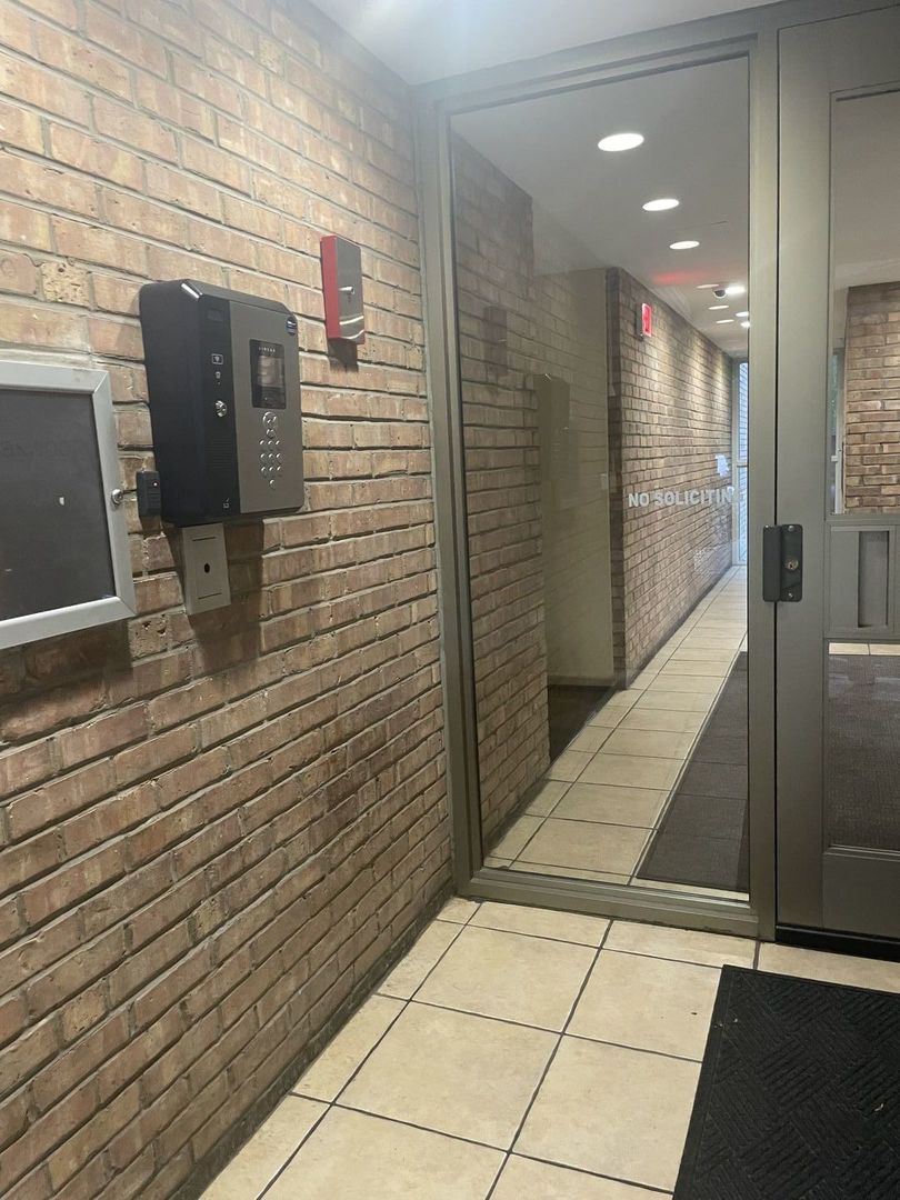 5900 Oakwood Drive #1L, Lisle, IL 60532