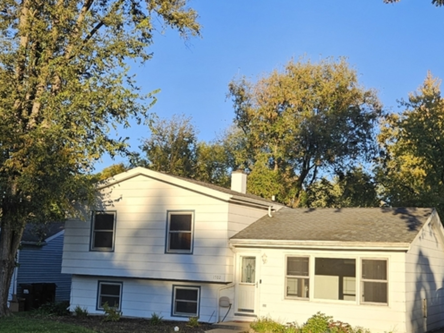 1702 Knoll Avenue, McHenry, IL 60050