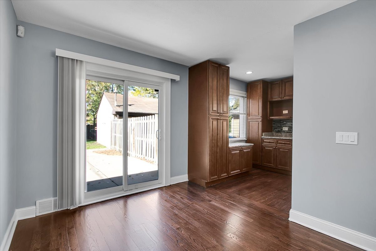 550 S Hillcrest Avenue, Elmhurst, IL 60126