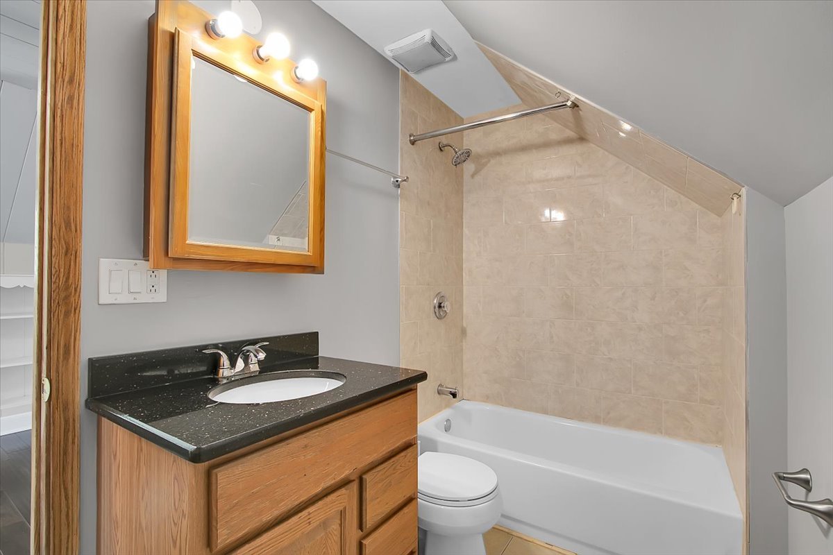 550 S Hillcrest Avenue, Elmhurst, IL 60126