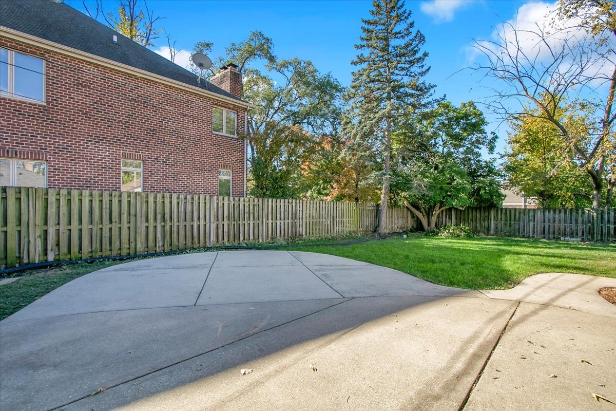 550 S Hillcrest Avenue, Elmhurst, IL 60126